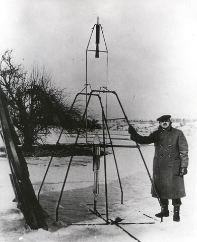 File:Goddard and Rocket.jpg