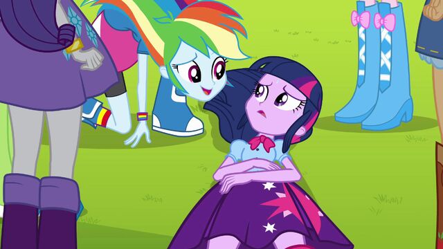 Archivo:Rainbow Dash how can I help.jpg
