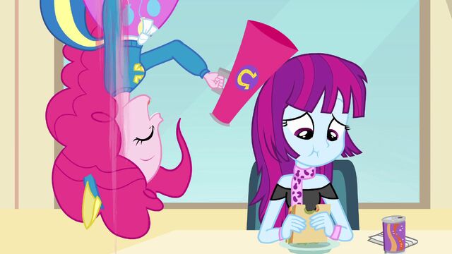 Archivo:Pinkie Pie with a megaphone.jpg
