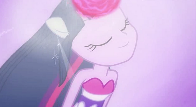 Plik:EG Twilight Sparkle podczas przemiany.png