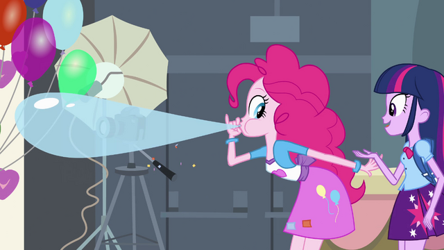Archivo:Pinkie Pie blowing up a balloon EG.png