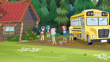 EG4 Fluttershy podziwia otoczenie.png