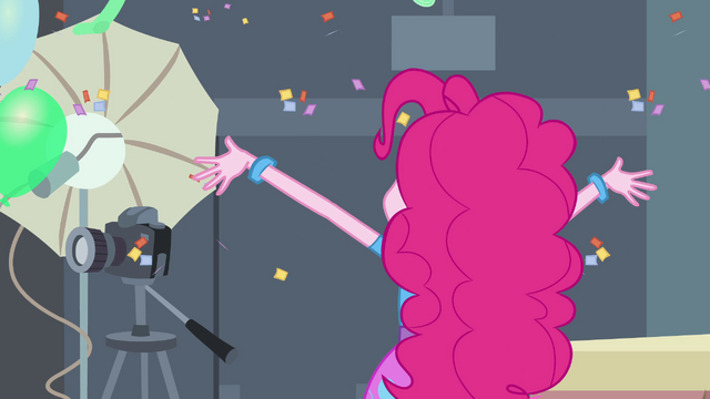 Archivo:Pinkie Pie throwing confetti EG.png