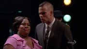Puck y Mercedes cantando It's All Over.png