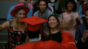Tina y Brittany recibiendo a Mike en Goodbye