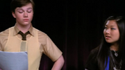 Tina mirando a Kurt durante You're The One That I Want