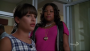 Mercedes mirando a Rachel en Asian F.png
