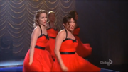 Quinn y Tina cantando Edge Of Glory.png