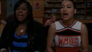 Mercedes y Santana cantando Shake It Out.png