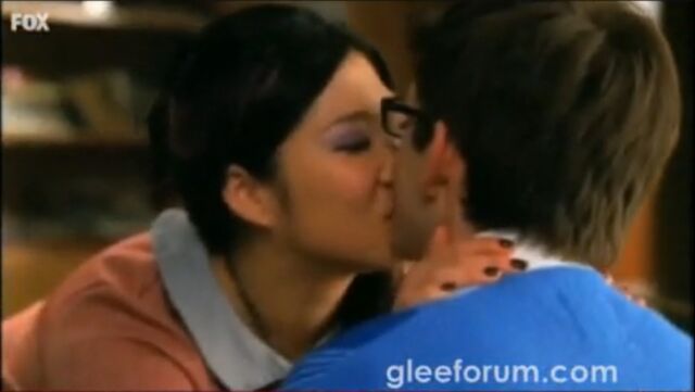 Archivo:Glee-Promo-artie-and-tina-11373560-1065-600.jpg