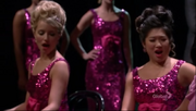 Quinn y Tina cantando It's All Over.png