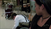 Tina viendo a Artie Wheels
