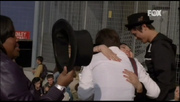 Tina y Kurt abrazandose en Born This Way