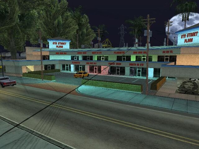 Archivo:6th Street Plaza de noche.jpg