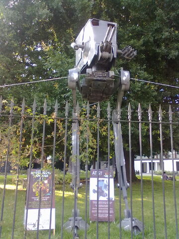 Archivo:Replica de un AT-ST en tamaño real.jpeg