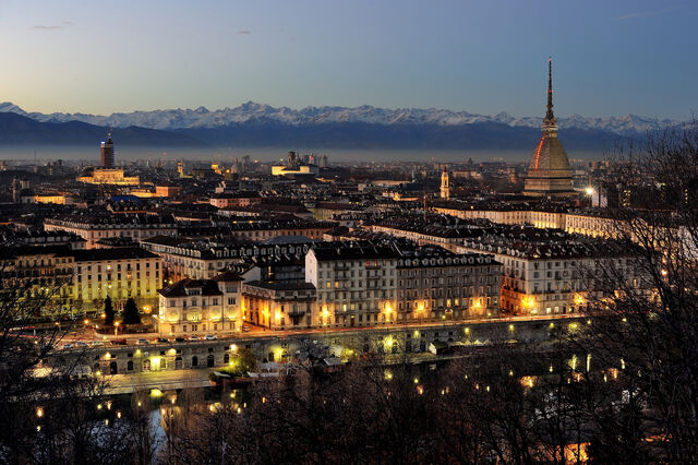 File:Turin -by-night-city-photo-Wikipedia.jpg