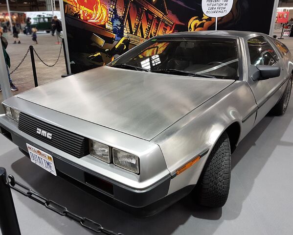 Archivo:Salondelcomic2016 delorean02.jpg