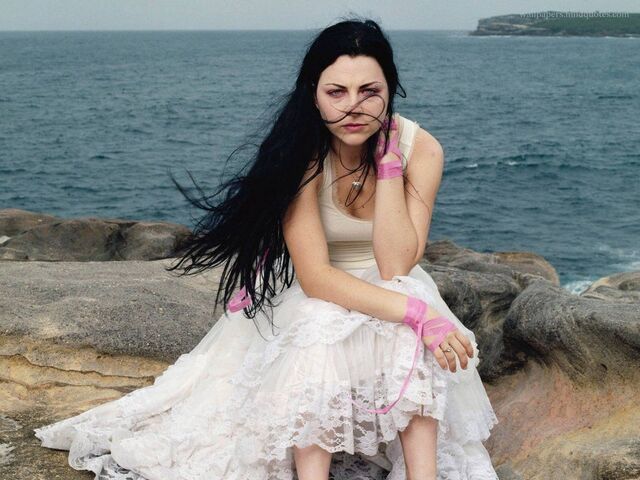 File:Amy Lee at an Ocean.jpg