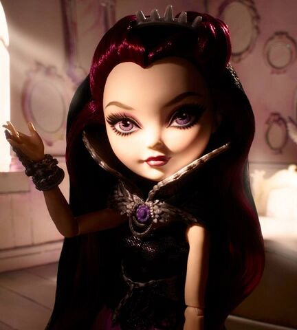 File:Diorama - Raven stares aside.jpg