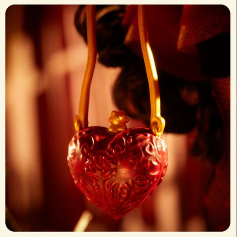 File:Facebook - Lizzie Hearts purse.jpg