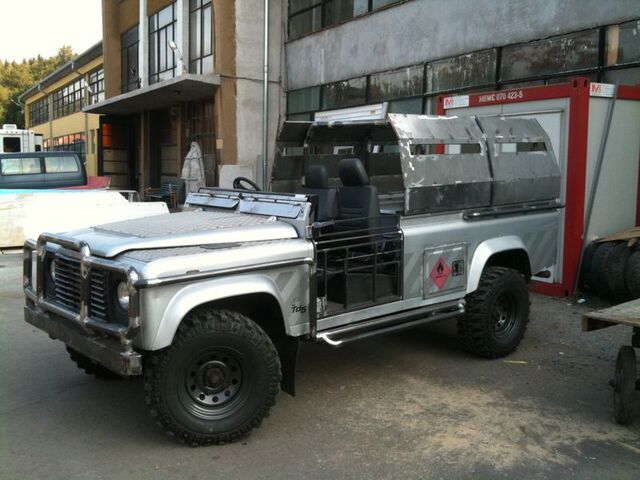 File:Land Rover Defender 110.jpg
