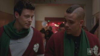 2x10-A-Very-Glee-Christmas-puck-17540485-1280-720