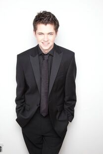 Damian-McGinty-the-glee-project-24441156-480-720