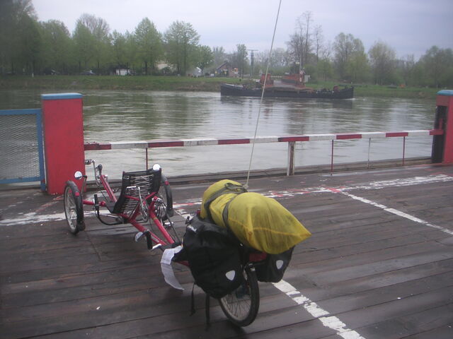 Datei:Greenspeed Tandem auf Rheinfaehre.jpg