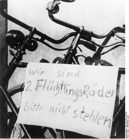 Datei:Bundesarchiv Bild 146-1977-124-28, Fahrräder von Flüchtlingen.jpg