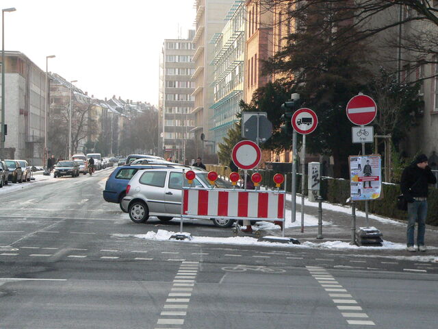 Datei:Radweg Frankfurter Baustellen.jpg