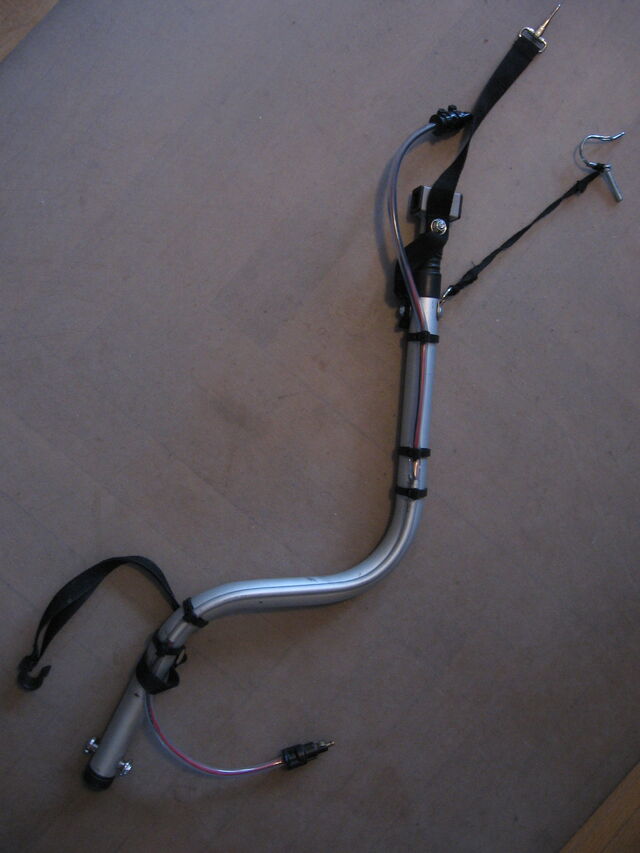 Datei:Croozer-Deichsel mit Kabel.jpg