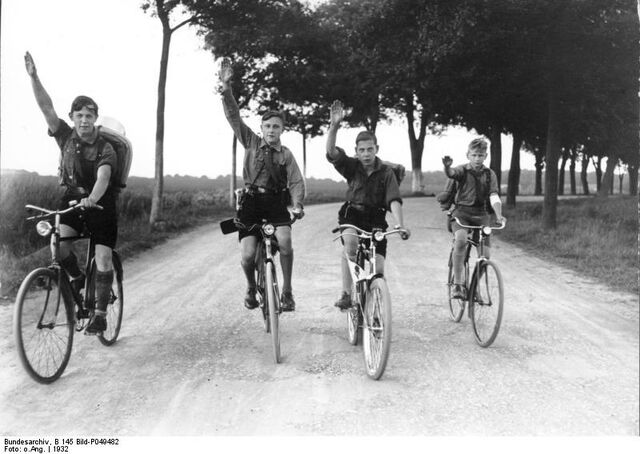 Datei:Bundesarchiv B 145 Bild-P049482, Berlin, Hitlerjugend bei Fahrradausflug.jpg