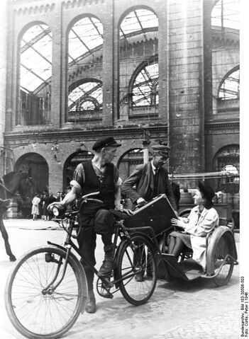 Datei:Bundesarchiv Bild 183-S0506-503, Berlin, Fahrradtaxi.jpg