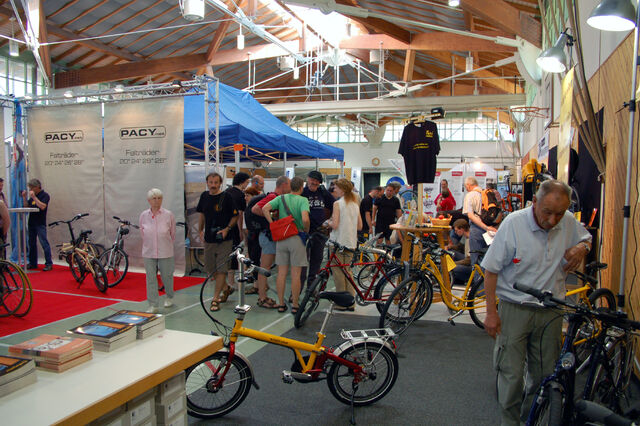 Datei:Spezialradmesse 2007 Halle 2.jpg