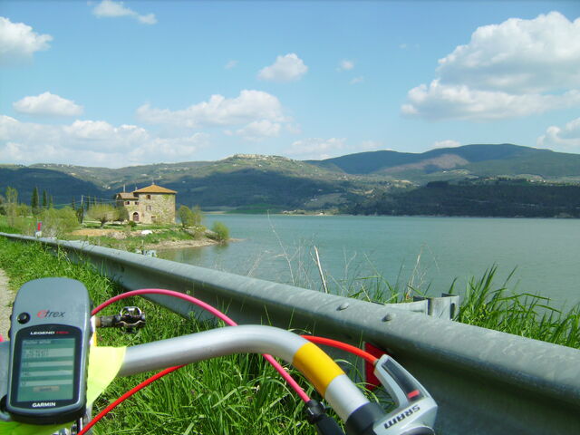 Datei:Lago di Corbara.jpg