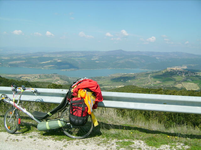 Datei:Blick auf den Lago di Corbara.jpg