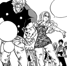Evergreen y Elfman tomados de las manos