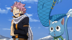 Natsu se rie por la actuacion de Lucy.png