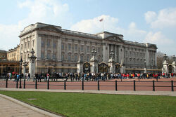 800px-Buckingham Palace 2007 2