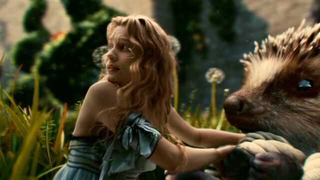 File:Tim-Burton-s-Alice-In-Wonderland-alice-in-wonderland-2010-13696359-1360-768.jpg