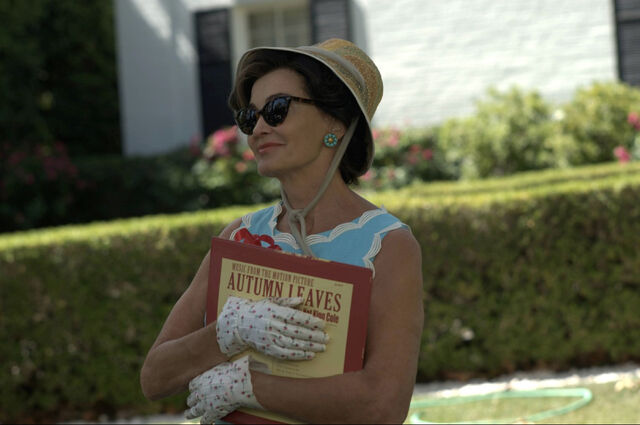 File:Joan Autumn Leaves.jpg