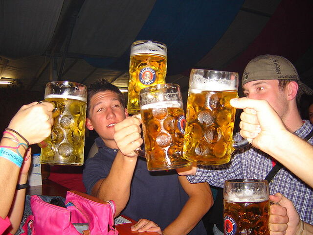 Bestand:Advertising Paulaner beer.jpg