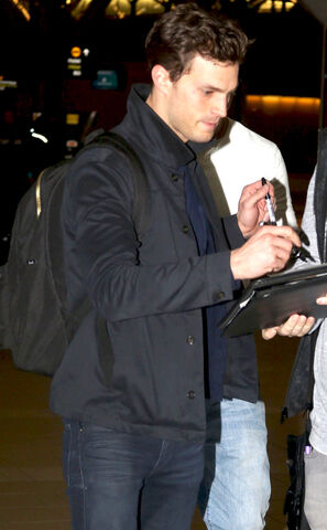 File:Rs 634x1024-140223121543-634.Jamie-Dornan-Leaves-Vancouver-Wraps-50-Shades.jl.022314.jpg