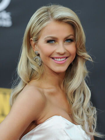 File:Julianne+Hough+Long+Hairstyles+Retro+Hairstyle+ JmteR6xFQGl.jpg