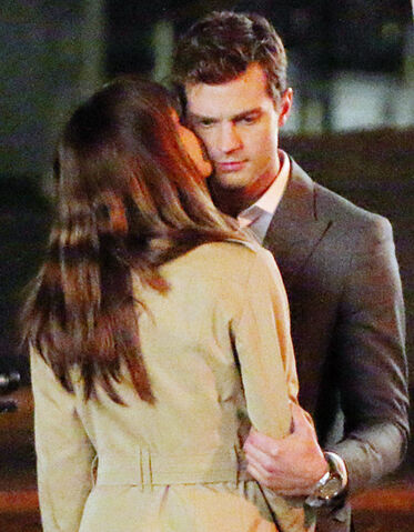 File:1386600245 dakota-johnson-jamie-dornan-lg.jpg