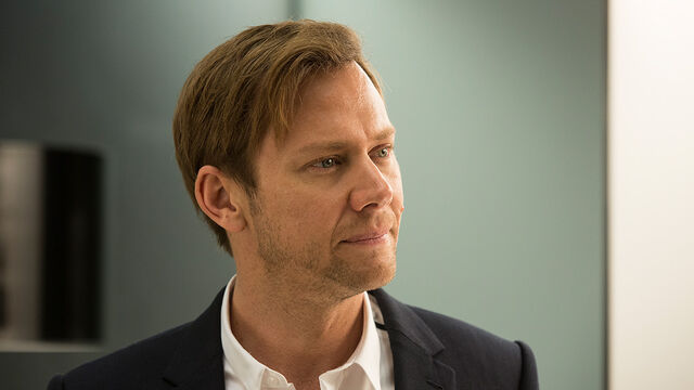 File:JimmiSimpson Westworld.jpg