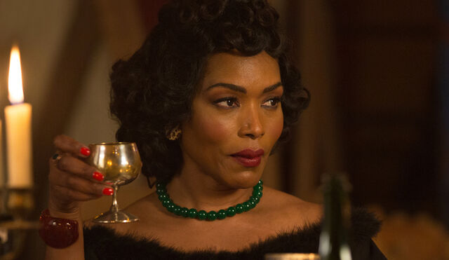 File:AngelaBassett AmericanHorrorStoryFreakShow.jpg