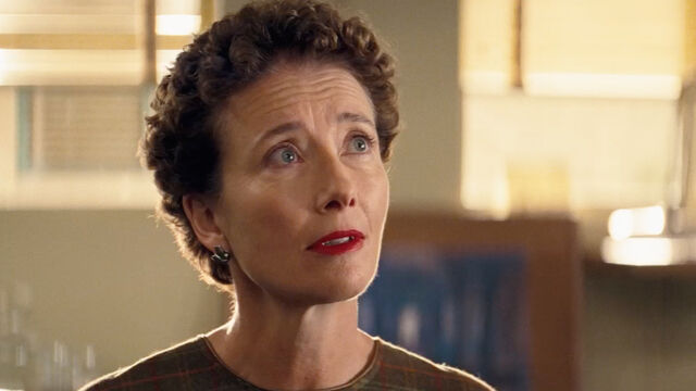 File:EmmaThompson SavingMrBanks.jpg