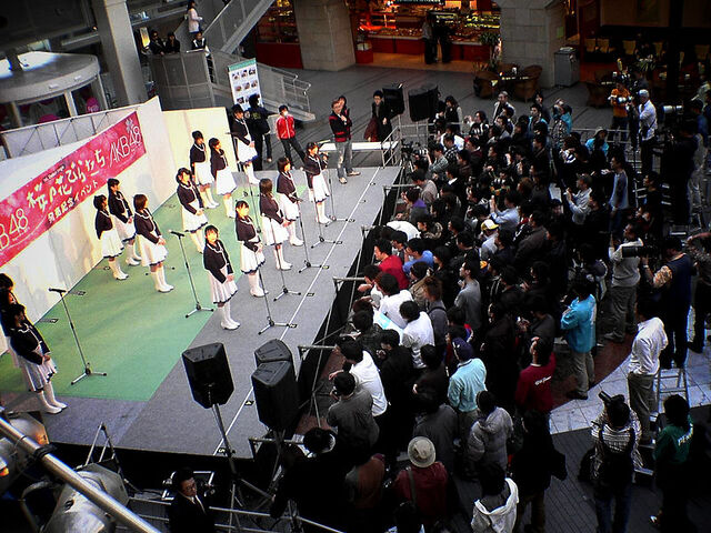Talaksan:800px-AKB48‐桜の花びらたち.jpg