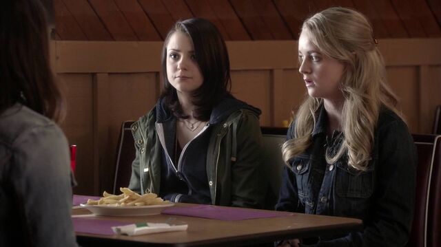 File:2x01 69 Lori, Carter, Taylor.jpg